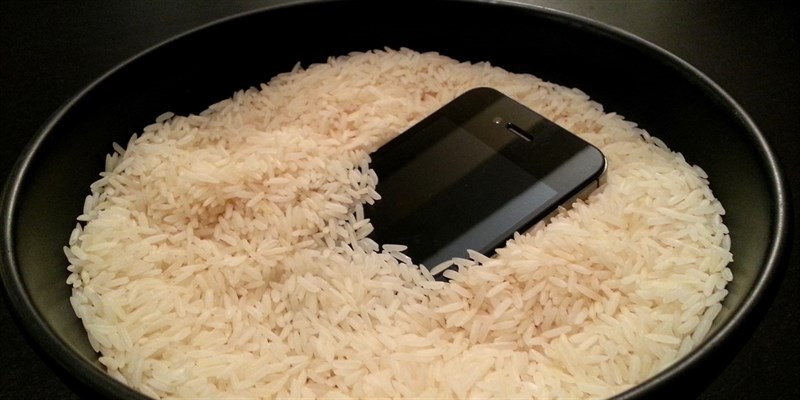 Bỏ điện thoại vào gạo
