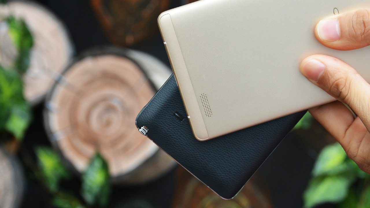 Mặt lưng của hai sản phẩm Mặt lưng của hai sản phẩm