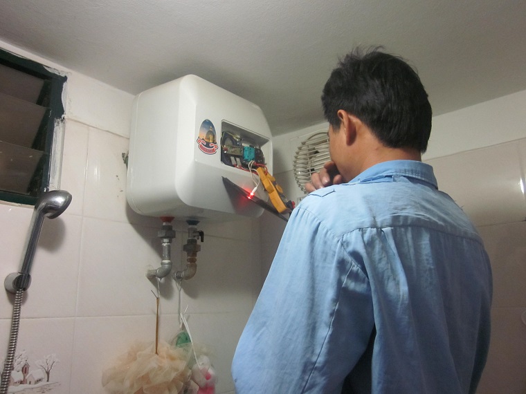Nguyên nhân và cách xử lý bình tắm nóng lạnh bị ngắt điện hiệu quả > Bình nóng lạnh đang bị rò rỉ điện