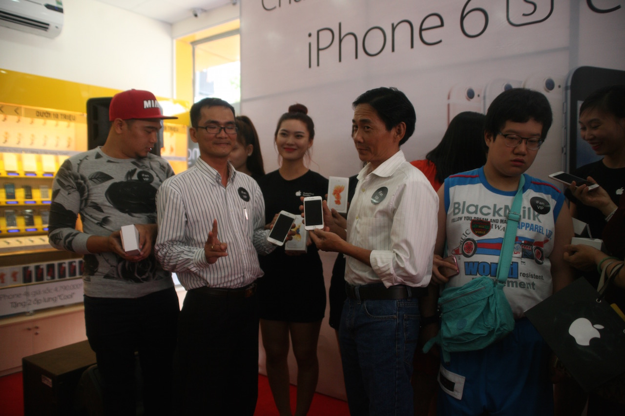 Những khách hàng đầu tiên được nhận iPhone 6s và 6s Plus 2