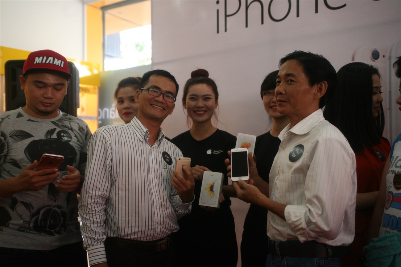 Những khách hàng đầu tiên được nhận iPhone 6s và 6s Plus