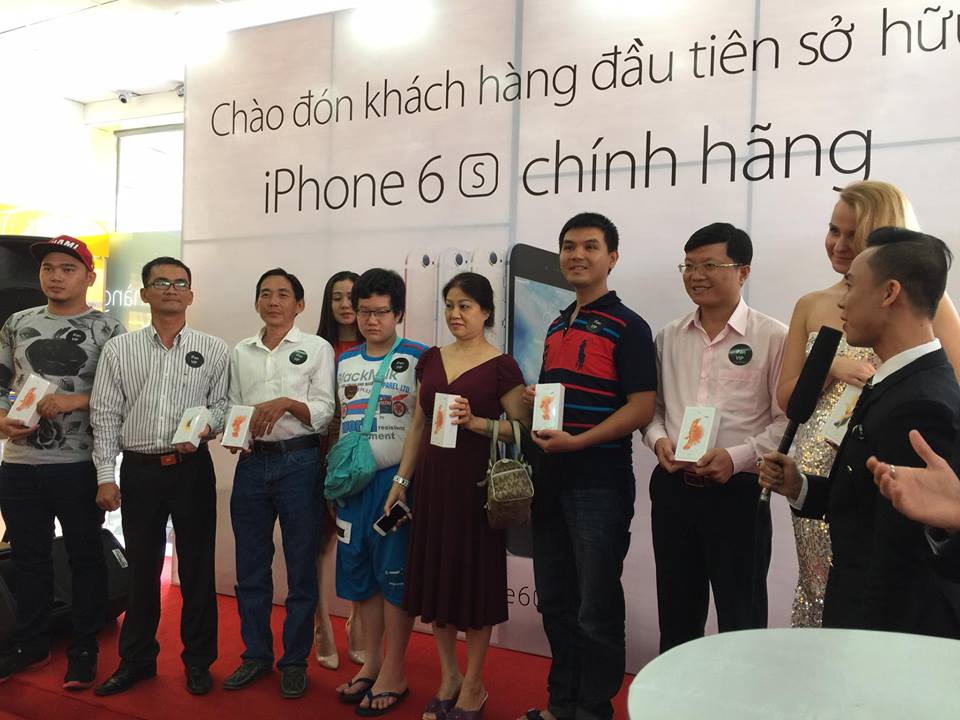 Lễ trao những chiếc iPhone 6s/ 6s Plus chính hãng đầu tiên ở TGDĐ