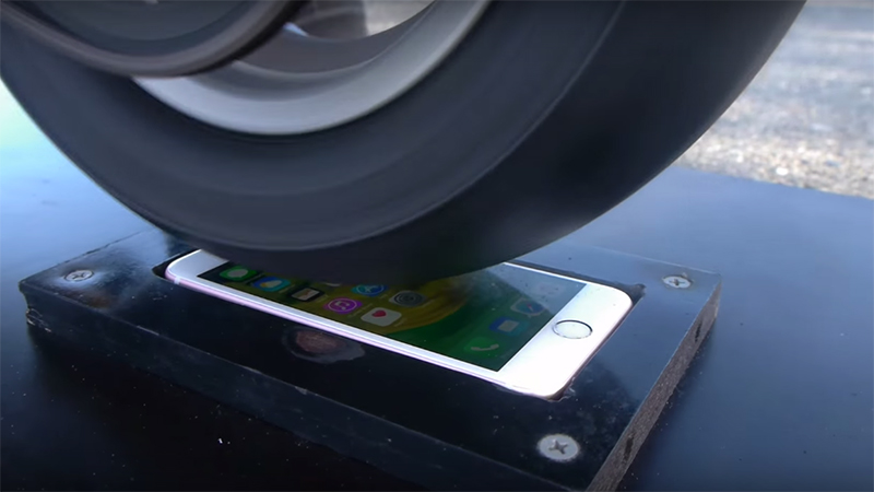 Đốt lốp Ducati bằng iPhone 6s