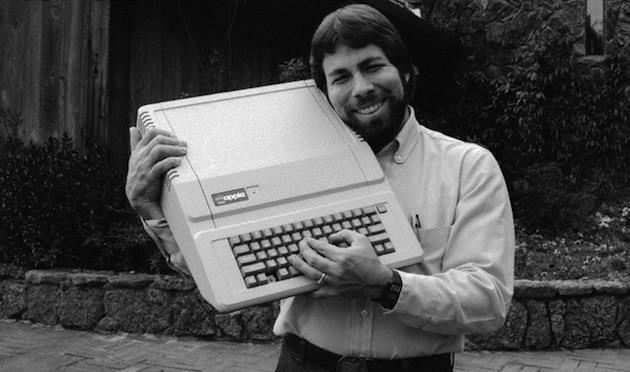 Steve Wozniak với Apple II Steve Wozniak với Apple II