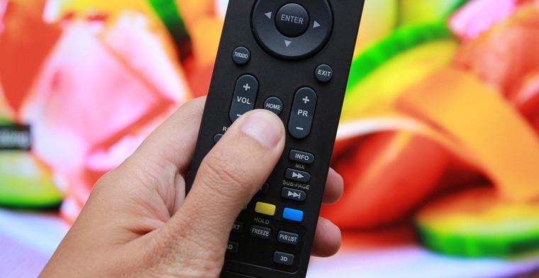 Cách dò kênh trên Smart tivi Skyworth > Nhấn nút HOME trên remote