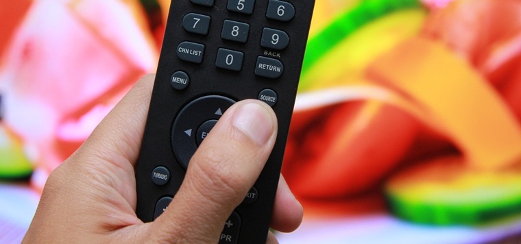 Cách dò kênh trên Smart tivi Skyworth > Nhấn nút SOURCE trên remote