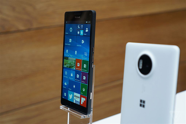 Các nút tăng giảm âm lượng và nút nguồn của Lumia 950 XL thiết kế rất gần nhau, dễ bấm nhầm