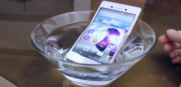 Top 3 smartphone tên tuổi giá tốt sở hữu khả năng chống nước