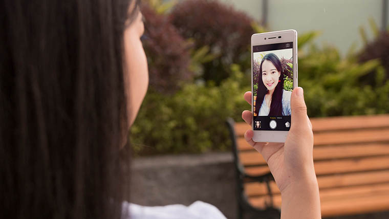 Camera trước 8MP OPPO R7 Lite.