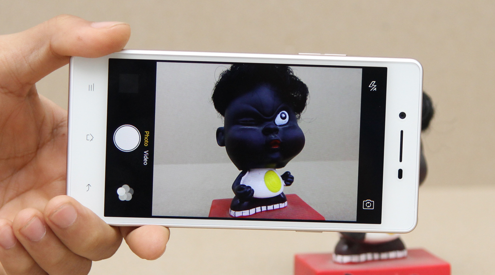 OPPO Neo 7 có camera chính 8MP (hỗ trợ quay phim 1080p@30fps), kèm đèn LED Flash