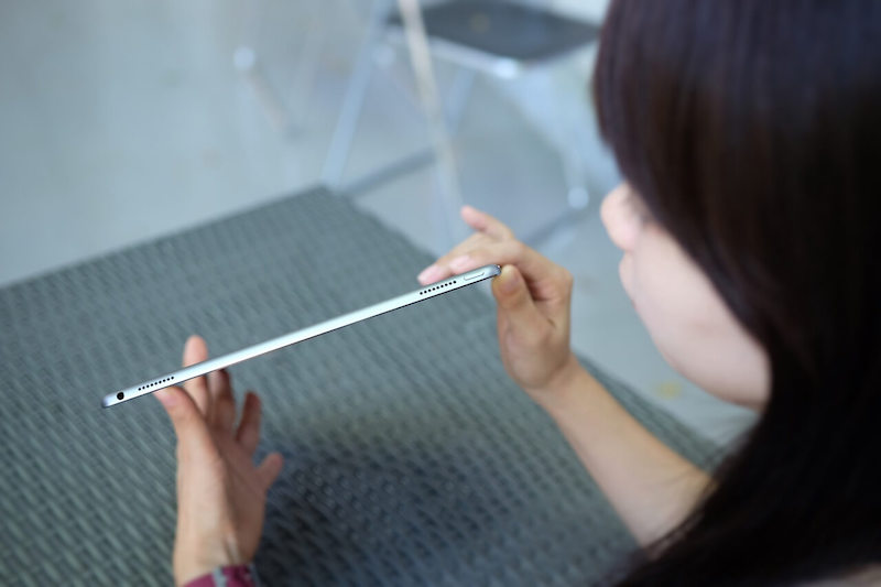 Hệ thống bốn dãy loa xung quanh máy