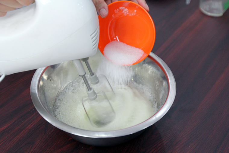 Máy đánh trứng cầm tay thường dùng để đánh bông lòng trắng trứng