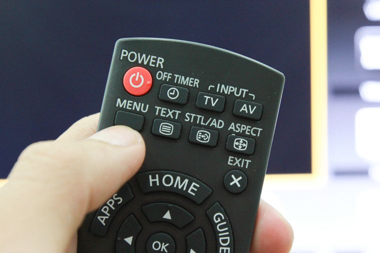 Nhấn nút MENU trên remote để thiết lập