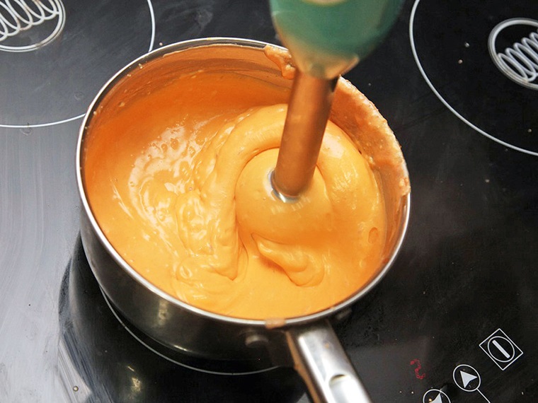 Tắt bếp để nguội cháo, súp vài phút trước khi xay tránh bị bỏng, nguy hiểm