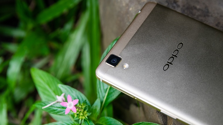 Cạnh phải của OPPO R7s