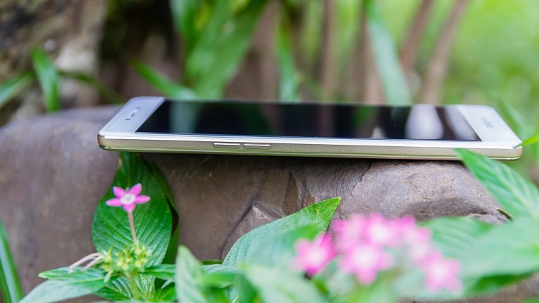 Cạnh trái OPPO R7s
