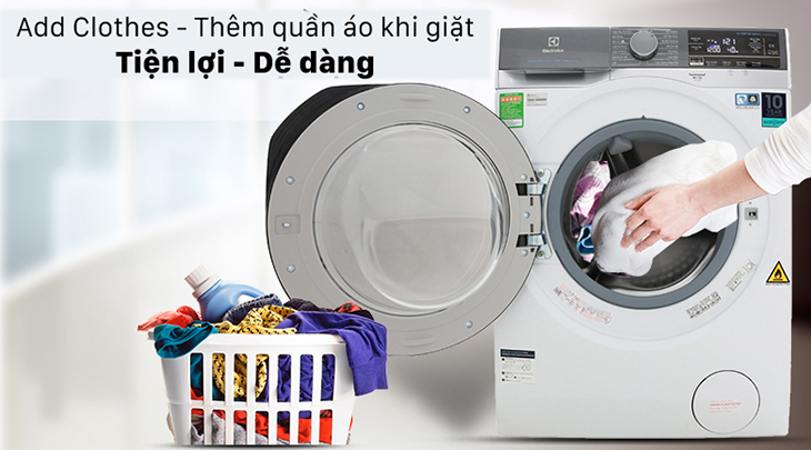 Có nên mua máy giặt sấy không? > Máy giặt sấy có tính năng thêm đồ khi đang giặt tiện lợi