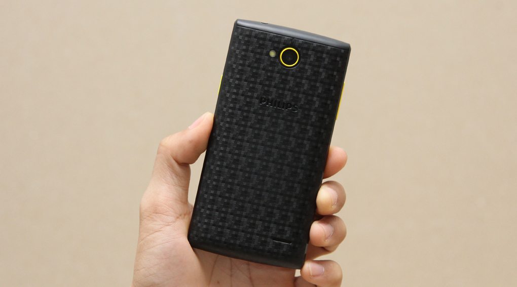 Mặt lưng của Philips S307 có thiết kế hoa văn độc đáo