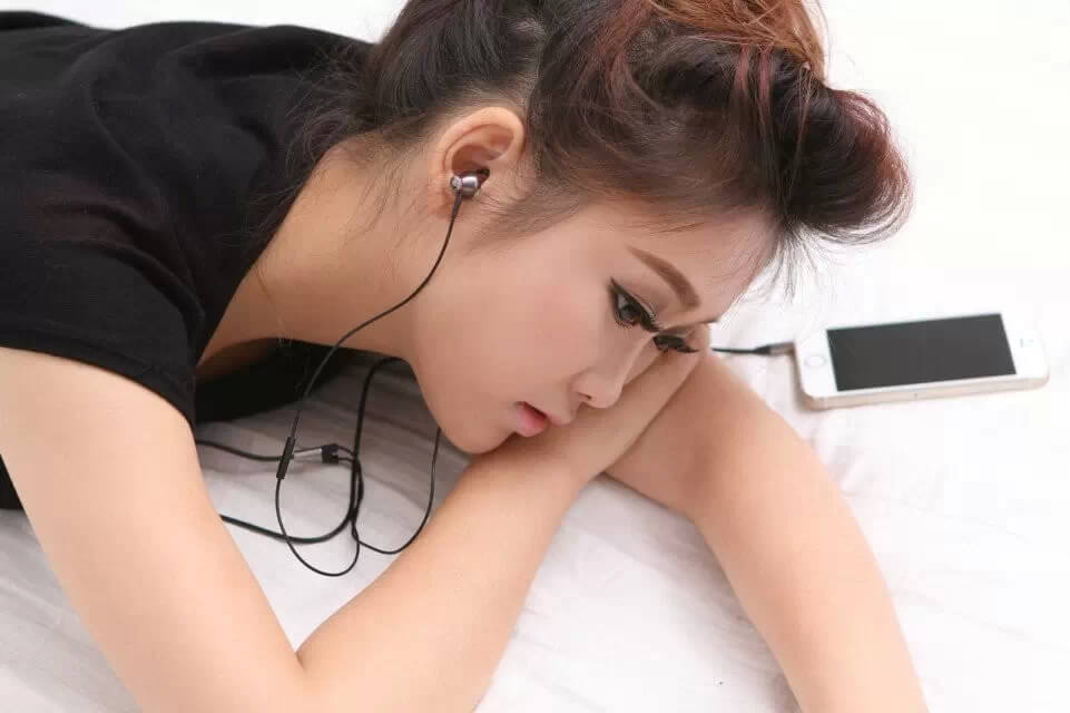 Chỉ là nghe nhạc khi buồn thôi mà, có cần phức tạp đến thế không? Chỉ là nghe nhạc khi buồn thôi mà, có cần phức tạp đến thế không?