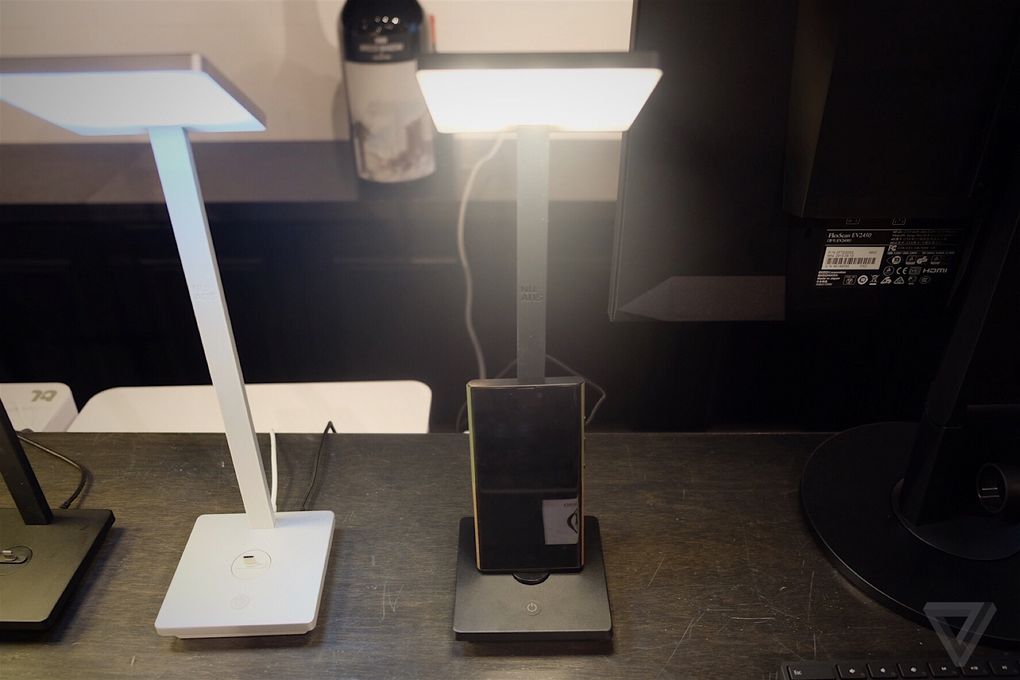 NuAns Neo kết nối với đèn bàn thông qua cổng USB Type-C NuAns Neo kết nối với đèn bàn thông qua cổng USB Type-C