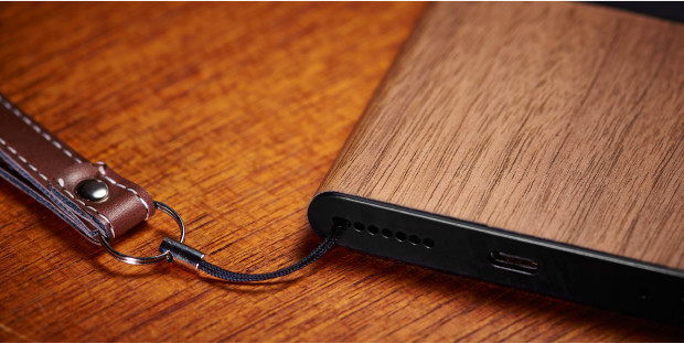 NuAns Neo có cả lỗ để móc dây đeo NuAns Neo có cả lỗ để móc dây đeo