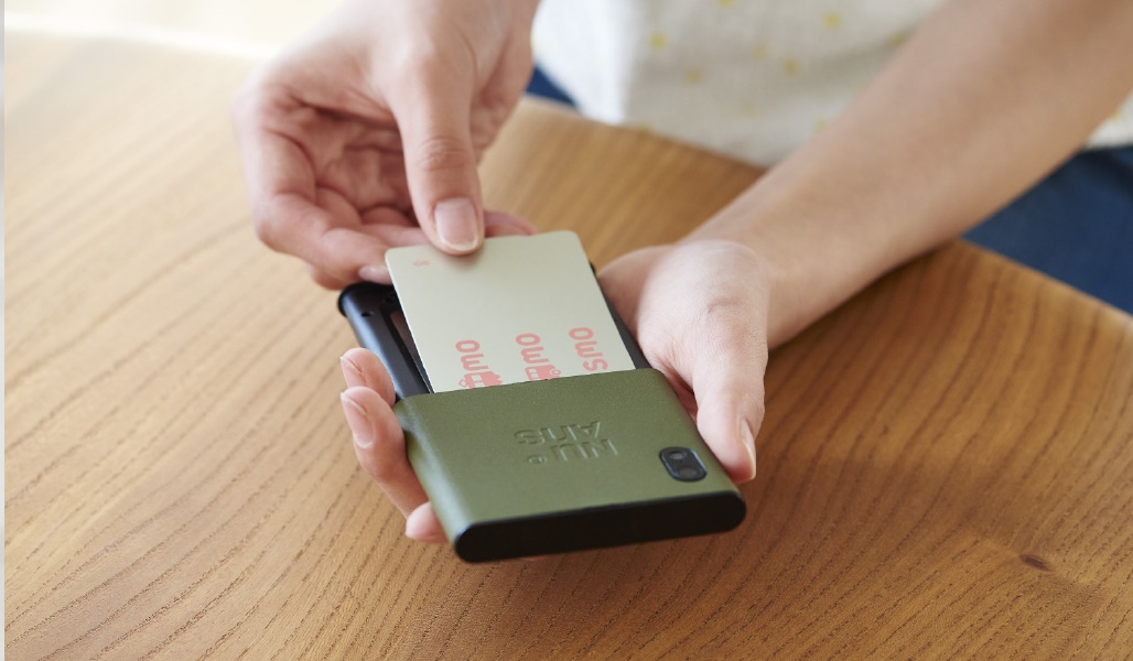 Bên trong có khe cắm thẻ IC (IC Card) Bên trong có khe cắm thẻ IC (IC Card)