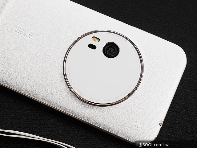 Camera mặt sau 13MP với zoom quang học 3x Camera mặt sau 13MP với zoom quang học 3x