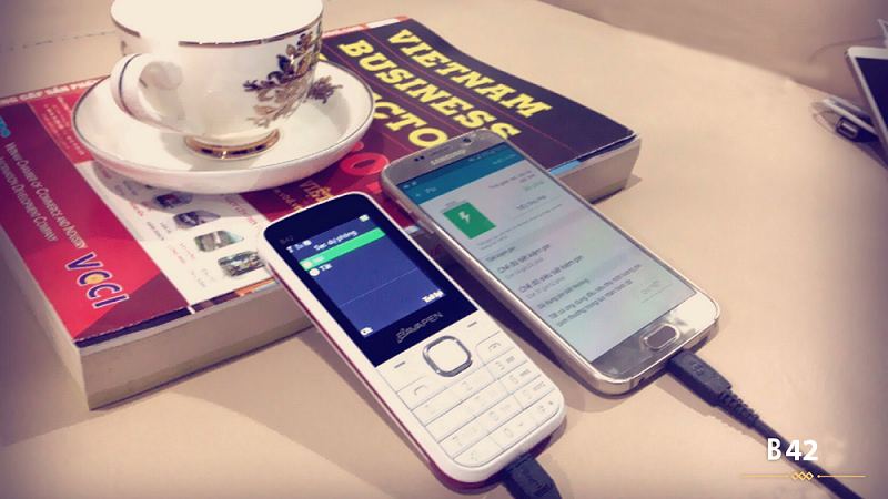 Điện thoại kiêm sạc dự phòng smartphone với khung viền kim loại giá chỉ 600 ngàn Điện thoại kiêm sạc dự phòng smartphone với khung viền kim loại giá chỉ 600 ngàn