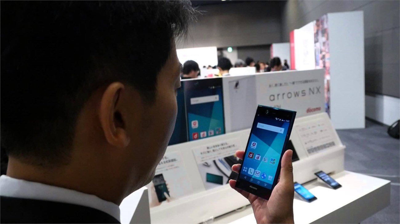 Smartphone Nhật chip Snapdragon 808, RAM 3GB, hỗ trợ quét võng mạc lên kệ Smartphone Nhật chip Snapdragon 808, RAM 3GB, hỗ trợ quét võng mạc lên kệ