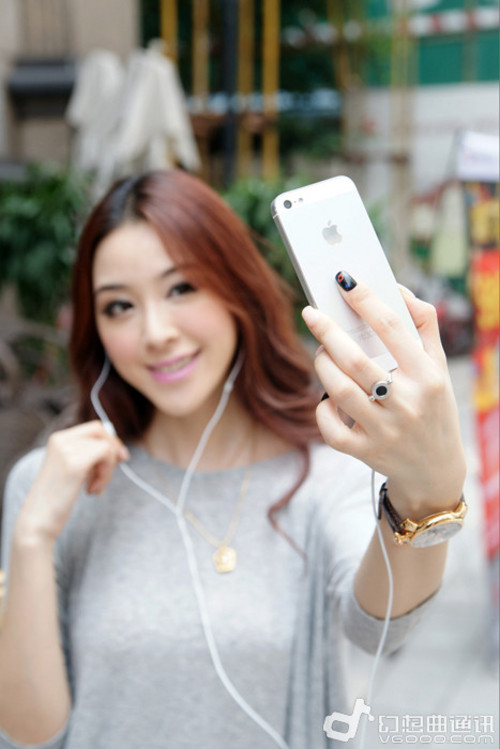 Mở ứng dụng máy ảnh lên và dùng nút tăng hoặc giảm âm lượng để chụp Mở ứng dụng máy ảnh lên và dùng nút tăng hoặc giảm âm lượng để chụp