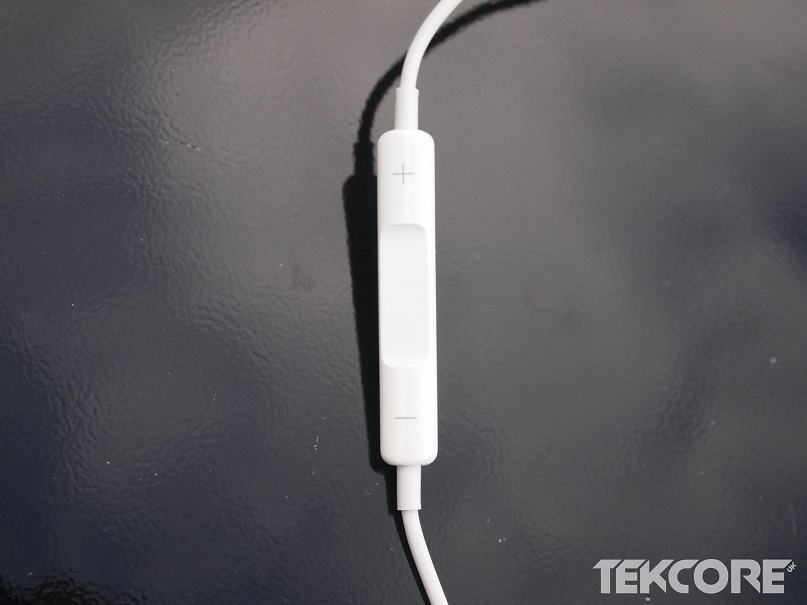 Nhấn nút giữa để phát, tạm dừng hoặc tiếp tục một bài hát hoặc video Nhấn nút giữa để phát, tạm dừng hoặc tiếp tục một bài hát hoặc video