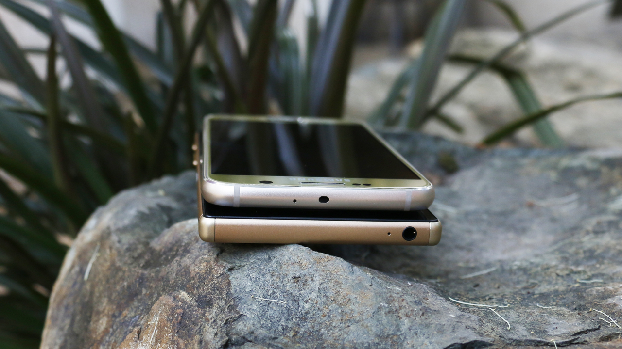 Cạnh viền trên của Sony Xperia Z5 Dual và Samsung Galaxy S6 Cạnh viền trên của Sony Xperia Z5 Dual và Samsung Galaxy S6