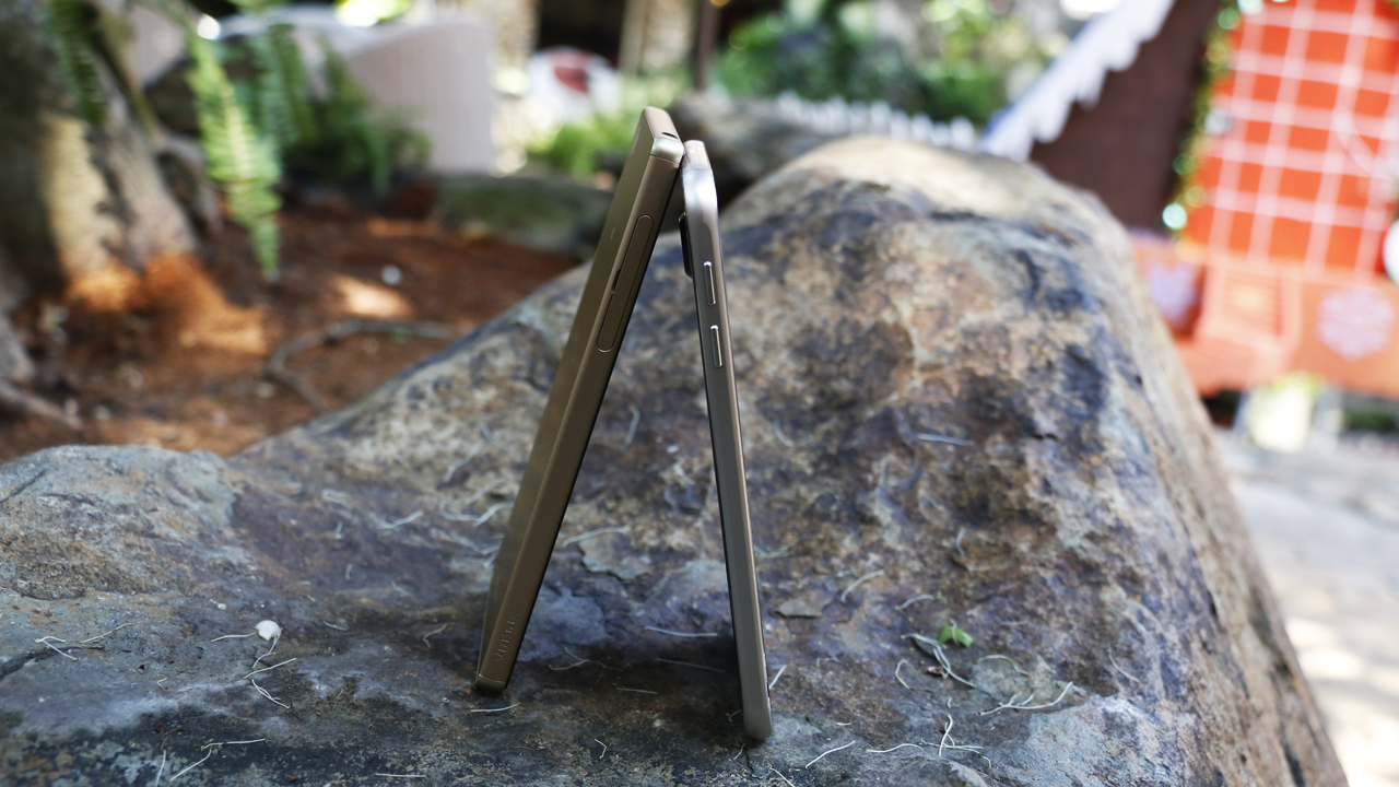 Cạnh trên của Sony Xperia Z5 Dual và Samsung Galaxy S6 Cạnh trên của Sony Xperia Z5 Dual và Samsung Galaxy S6