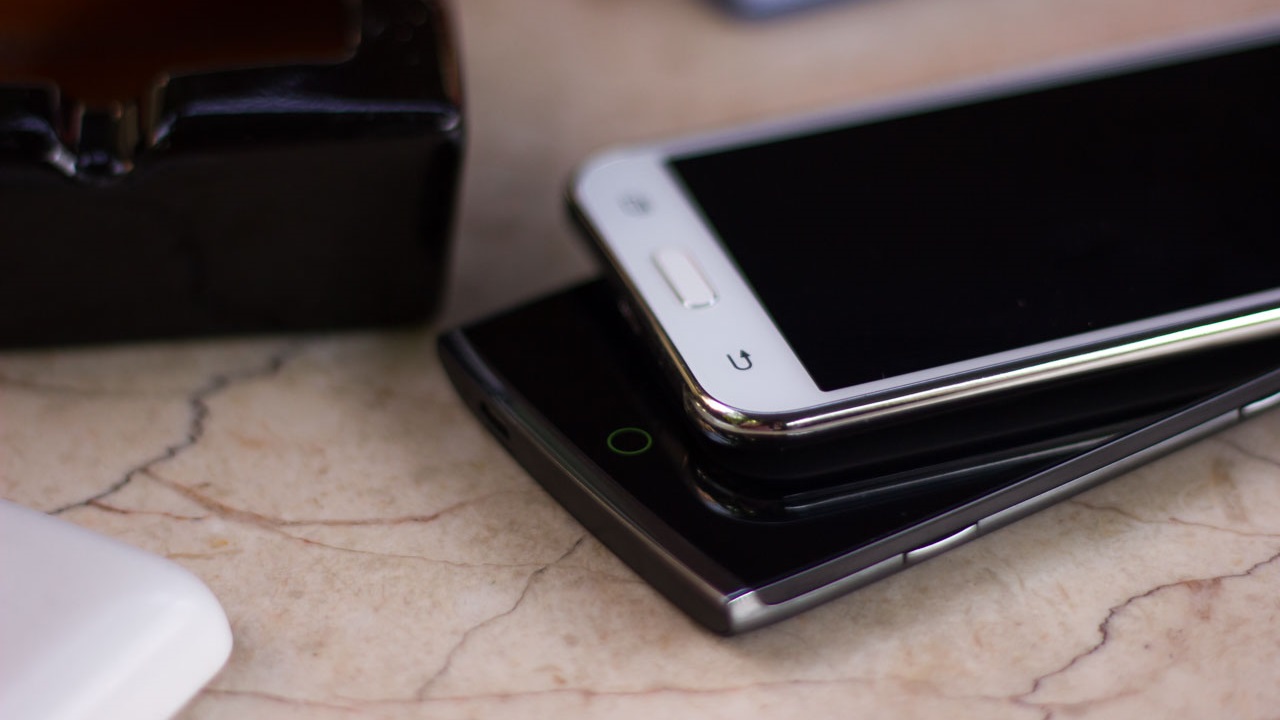 samsung-galaxy-j2-vs-alcatel-flash-2