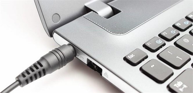 Cắm sạc pin liên tục cho laptop, nên hay không?