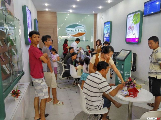 Nhiều người đi trải nghiệm 4G