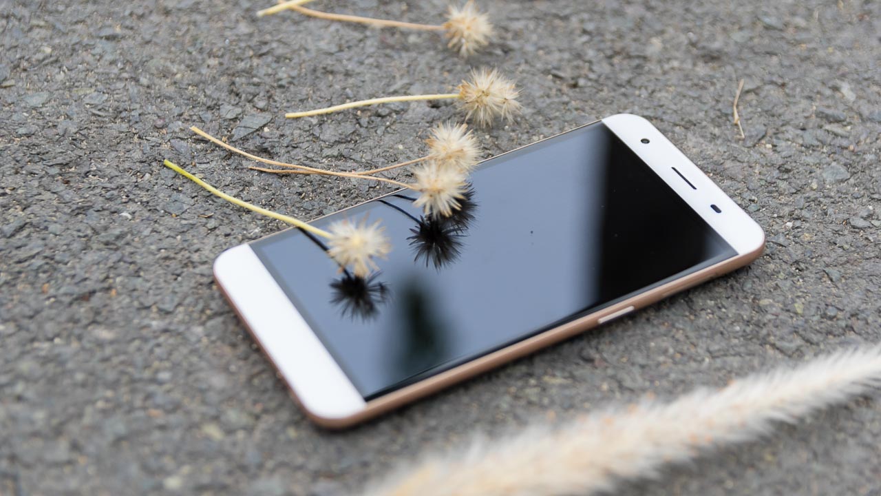 Smartphone Singapore có khung vỏ kim loại, giá chỉ hơn 2 triệu đồng