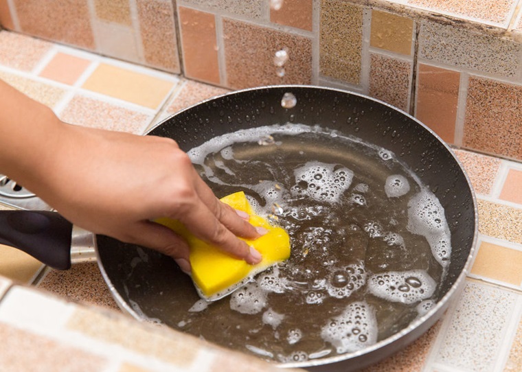 Mới mua chảo chống dính về bạn nên làm sạch với nước và nước rửa chén Mới mua chảo chống dính về bạn nên làm sạch với nước và nước rửa chén