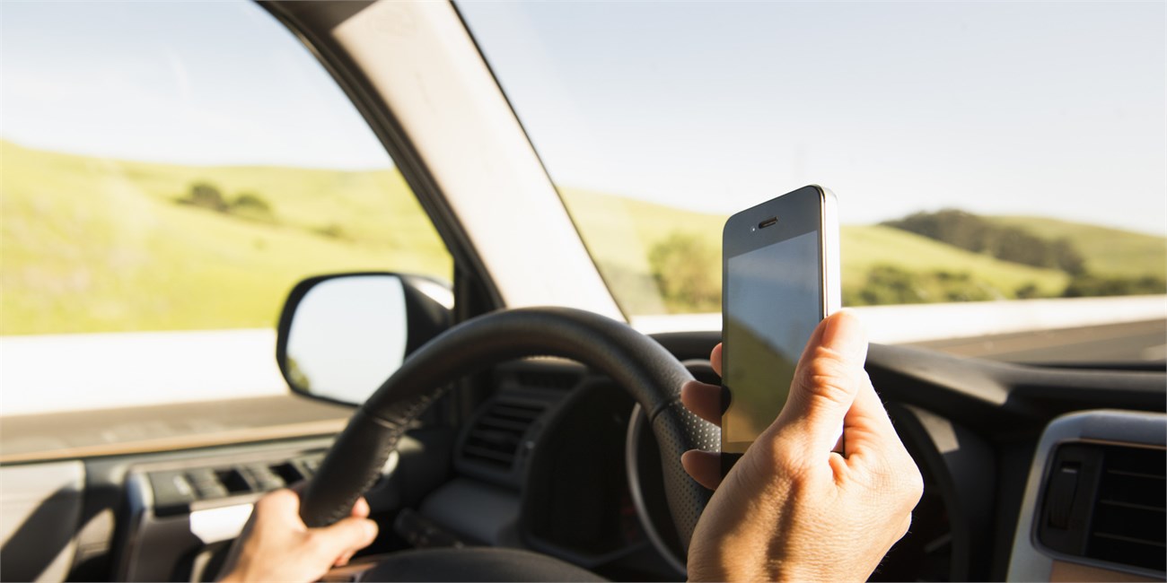 Vừa lái xe vừa dùng điện thoại Vừa lái xe vừa dùng điện thoại