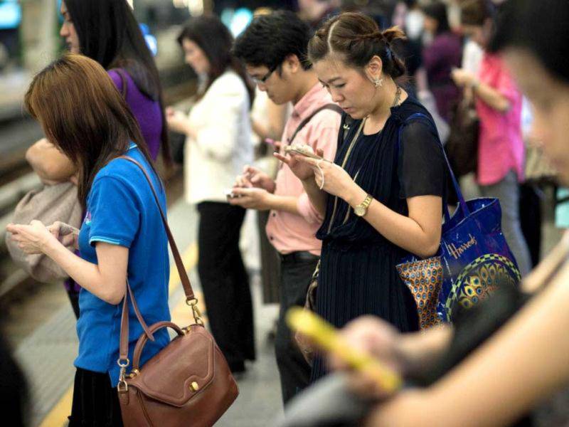 Đi bộ dùng smartphone Đi bộ dùng smartphone