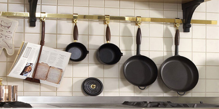 Arrange the pans neatly with a certain distance between them.