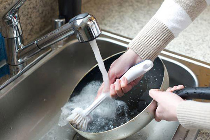 Do not clean the pan immediately after cooking, soak it in cold water.
