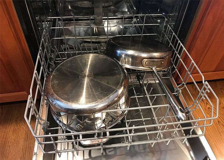 Avoid putting the non-stick pan in the dishwasher