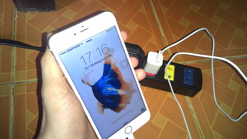 Chẳng lẽ vì không có NFC, nên nhà sản xuất đã tích hợp cho máy công nghệ sạc pin thần tốc? Chẳng lẽ vì không có NFC, nên nhà sản xuất đã tích hợp cho máy công nghệ sạc pin thần tốc?