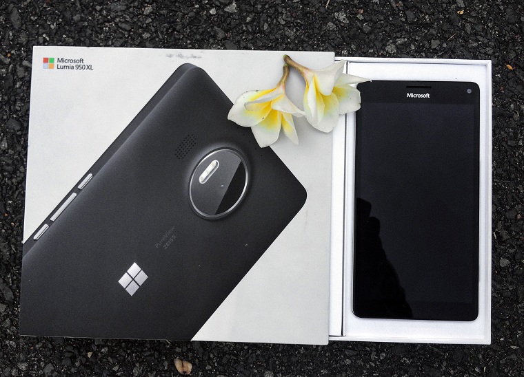 Mở hộp Lumia 950 XL chính hãng, tặng kèm Display Dock