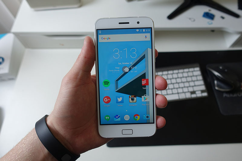 Smartphone cao cấp 'đội lốt' tầm trung về Việt Nam