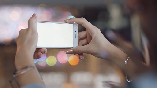 Khi bạn ấn nút chụp ảnh, máy sẽ mất khoảng 2 đến 3 giây để sáng màn hình và chụp ảnh