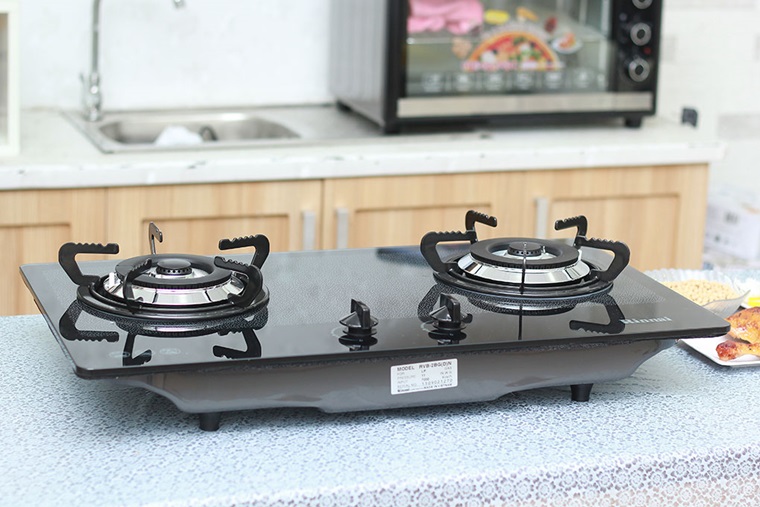 Bếp gas âm Rinnai RVB-2BG(D)N thiết kế sang trọng, đặt dưới mặt bếp, tạo không gian bếp thoáng rộng, đẹp mắt