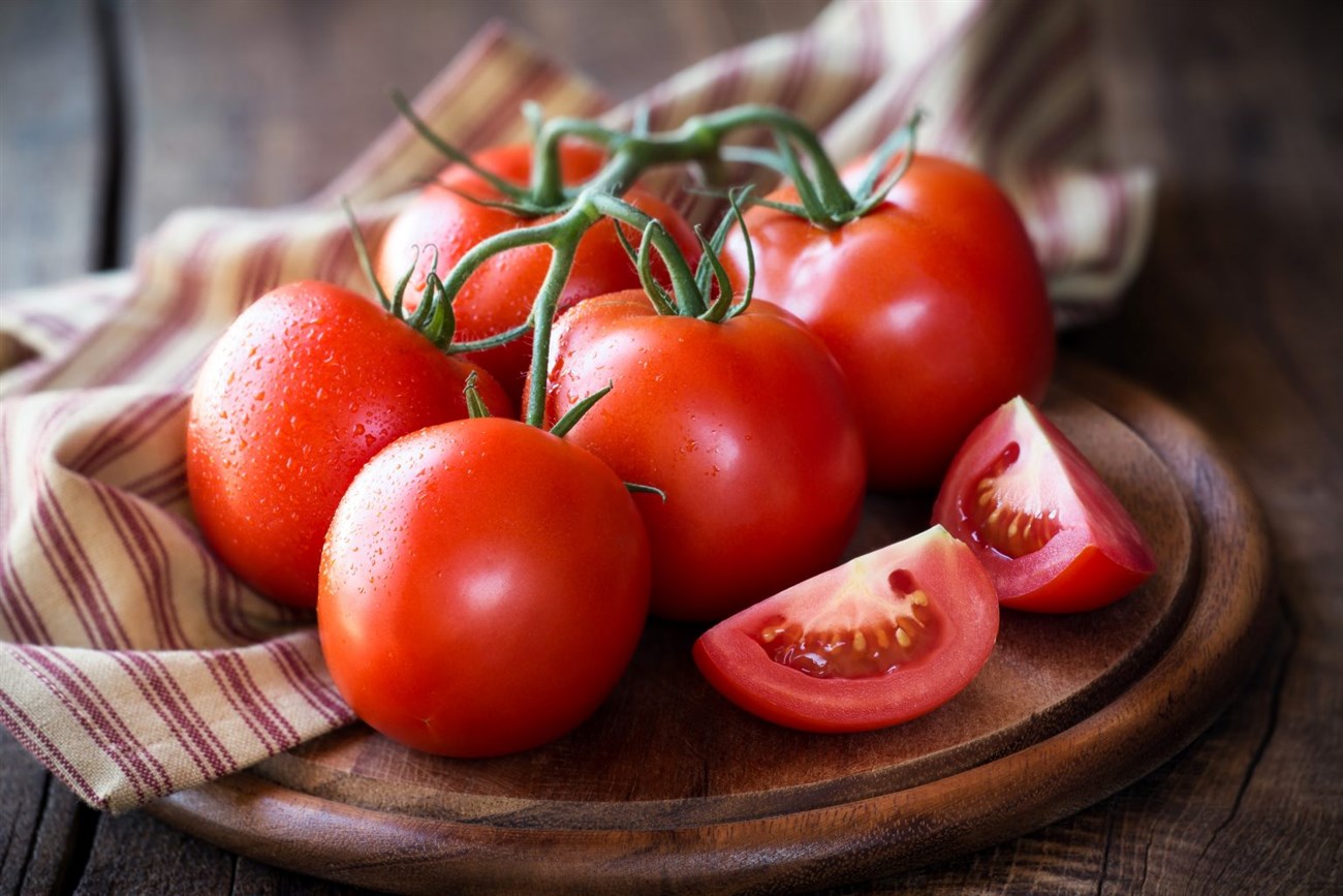 10 cách trị thâm mụn tại nhà cho da dầu đơn giản nhất > Đắp mặt nạ cà chua