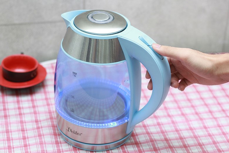 Vệ sinh bình thường xuyên để bình luôn sạch đẹp Mẹo sử dụng bình đun siêu tốc an toàn và tiết kiệm điện > Vệ sinh bình thường xuyên để bình luôn sạch đẹp